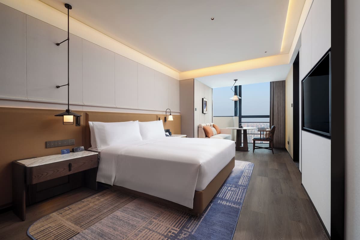 Kamar Basic, 1 Tempat Tidur King (Guest) | Selimut bulu angsa, meja kerja, dan ruang kerja ramah laptop