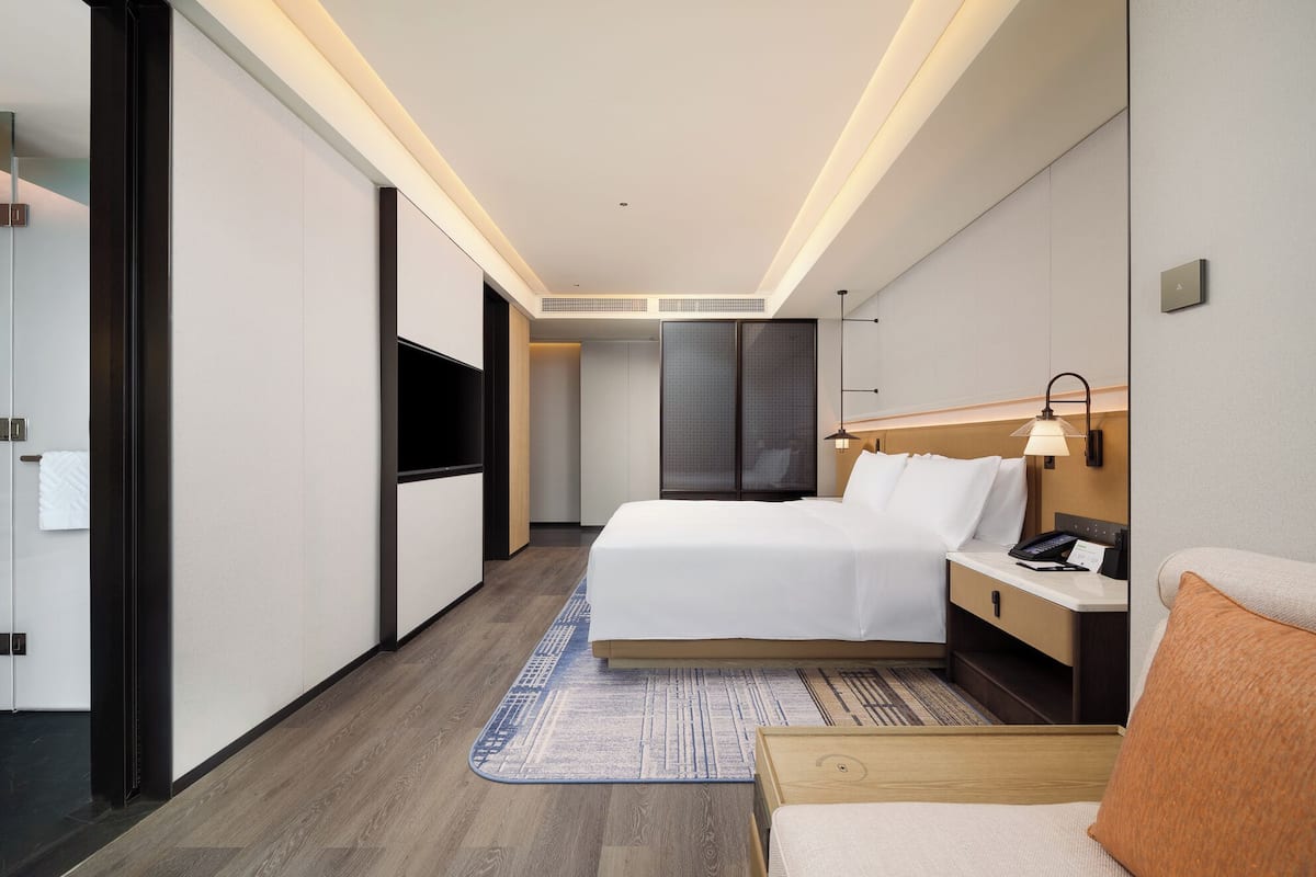 Kamar, 1 Tempat Tidur King, pemandangan sungai (Guest) | Selimut bulu angsa, meja kerja, dan ruang kerja ramah laptop