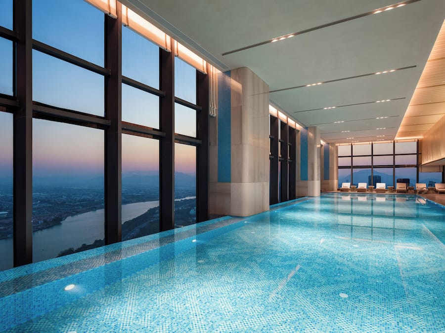 Una piscina cubierta, una piscina al aire libre