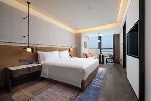 Room, 1 King Bed (Guest) | Laptop workspace, iron/ironing board, free cribs/infant beds, free WiFi - Doubletree By Hilton Zhangzhou (Zhangzhou)