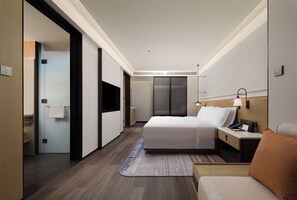 Room, 1 King Bed (Guest) | Laptop workspace, iron/ironing board, free cribs/infant beds, free WiFi - Doubletree By Hilton Zhangzhou (Zhangzhou)