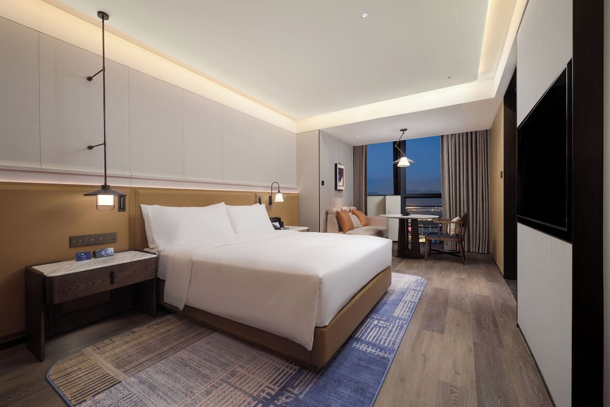 Kamar Deluks, 1 Tempat Tidur King | Selimut bulu angsa, meja kerja, dan ruang kerja ramah laptop