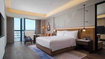 Deluxe-Suite, 1 King-Bett | Badezimmer | Kostenlose Toilettenartikel, Haartrockner, Bademäntel