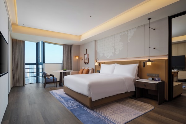 Deluxe-Suite, 1 King-Bett | Badezimmer | Kostenlose Toilettenartikel, Haartrockner, Bademäntel