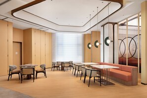 Daily buffet breakfast (CNY 58 per person)