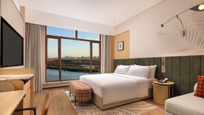 客房, 1 张特大床, 河景 (Guest) | 高档床上用品、羽绒被、记忆海绵床垫、迷你吧