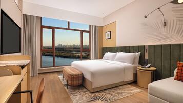 Room, 1 King Bed, River View (Guest) | Premium bedding, down comforters, memory foam beds, free minibar
