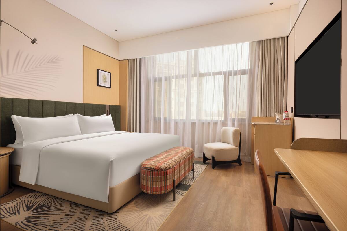 Basic Room, 1 King Bed (Guest) | Premium bedding, down comforters, memory foam beds, minibar