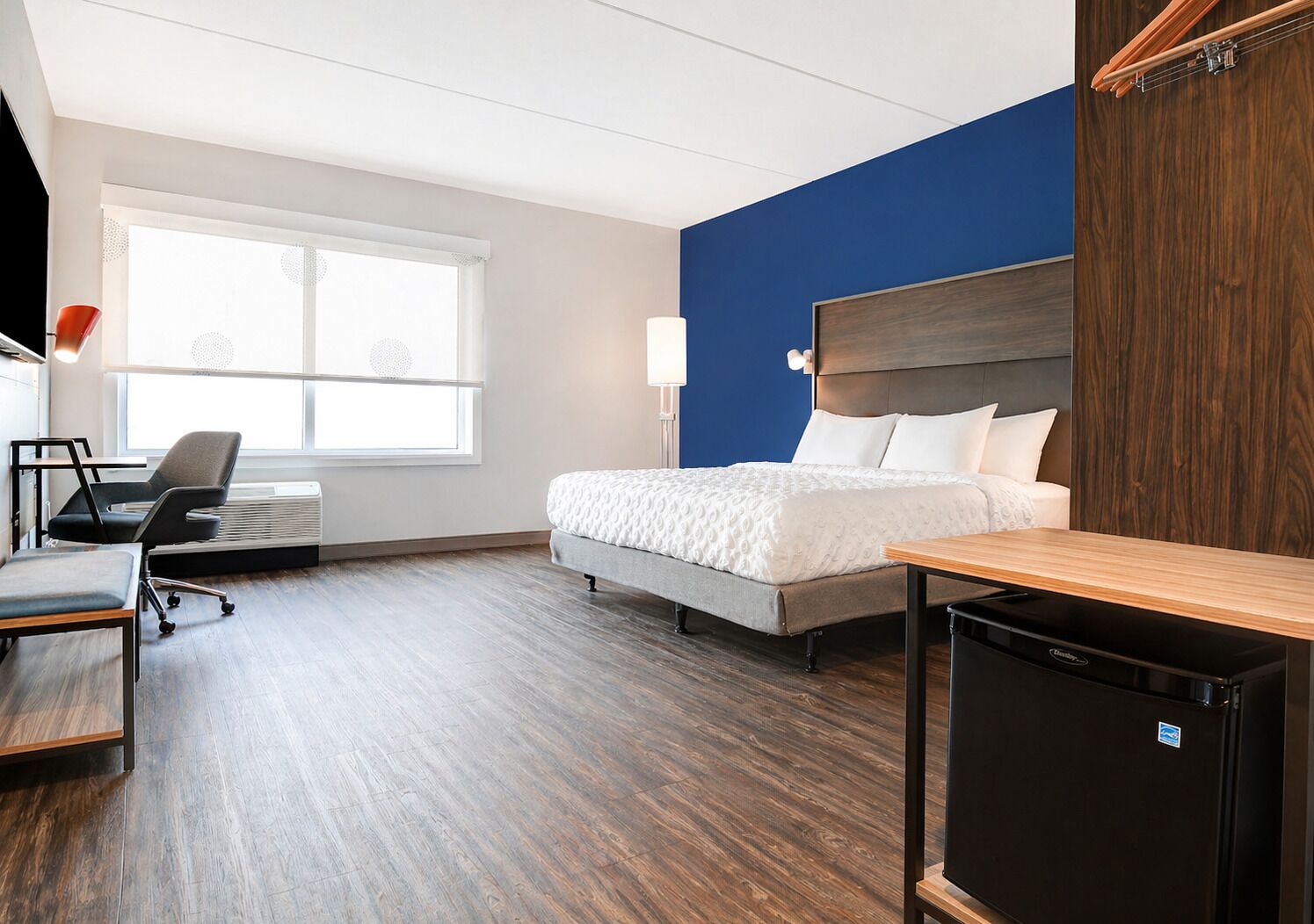 Quarto, 1 cama King, acessível, banheira | Wi-Fi de cortesia