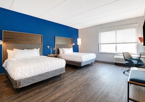 Desk, free WiFi, bed sheets - Tru By Hilton Richmond Northwest (Richmond)