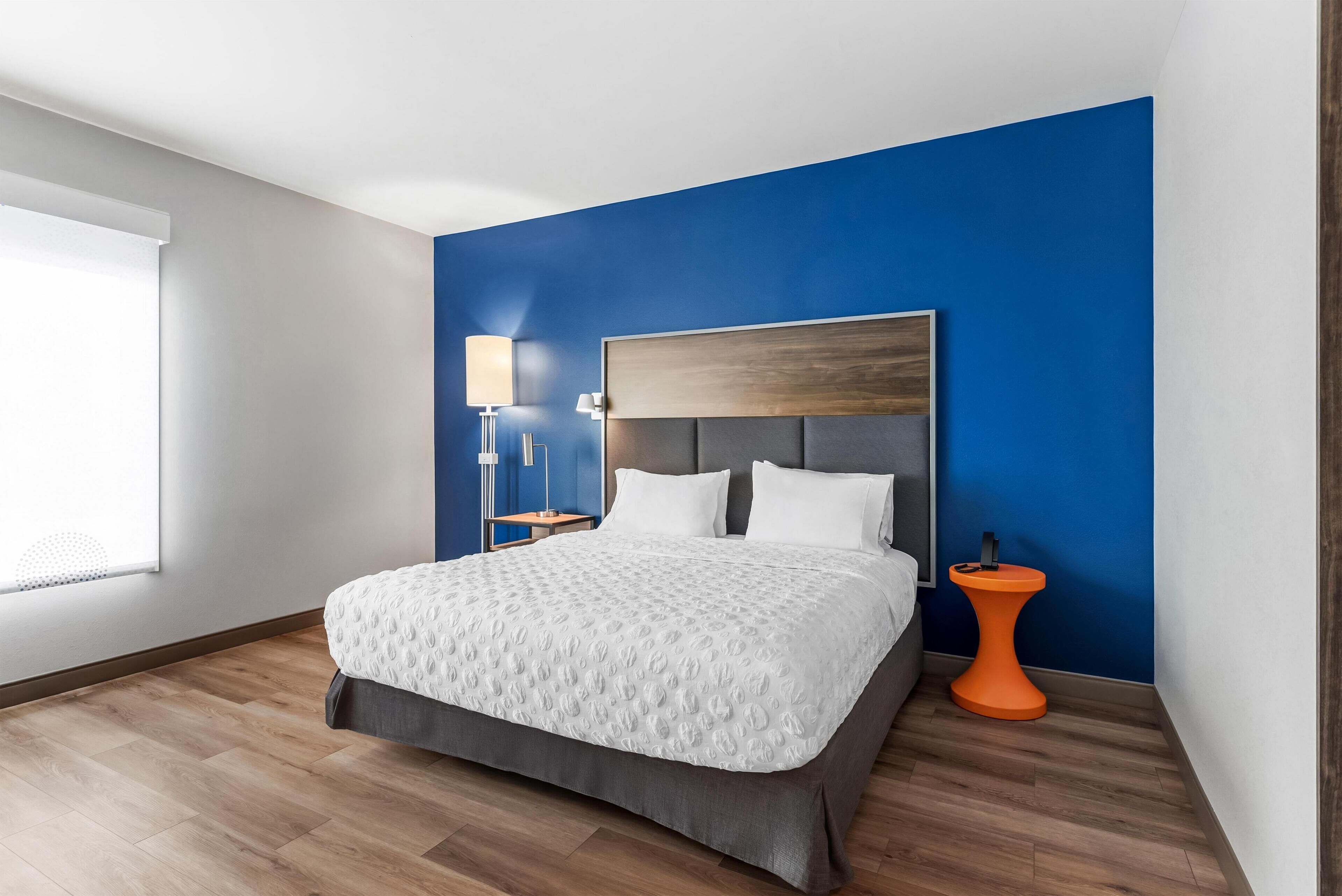 Room, 1 King Bed, Accessible (Roll-In Shower) | Desk, free WiFi, bed sheets