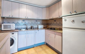 Kühlschrank, Mikrowelle, Herdplatte, Kochgeschirr/Geschirr/Besteck