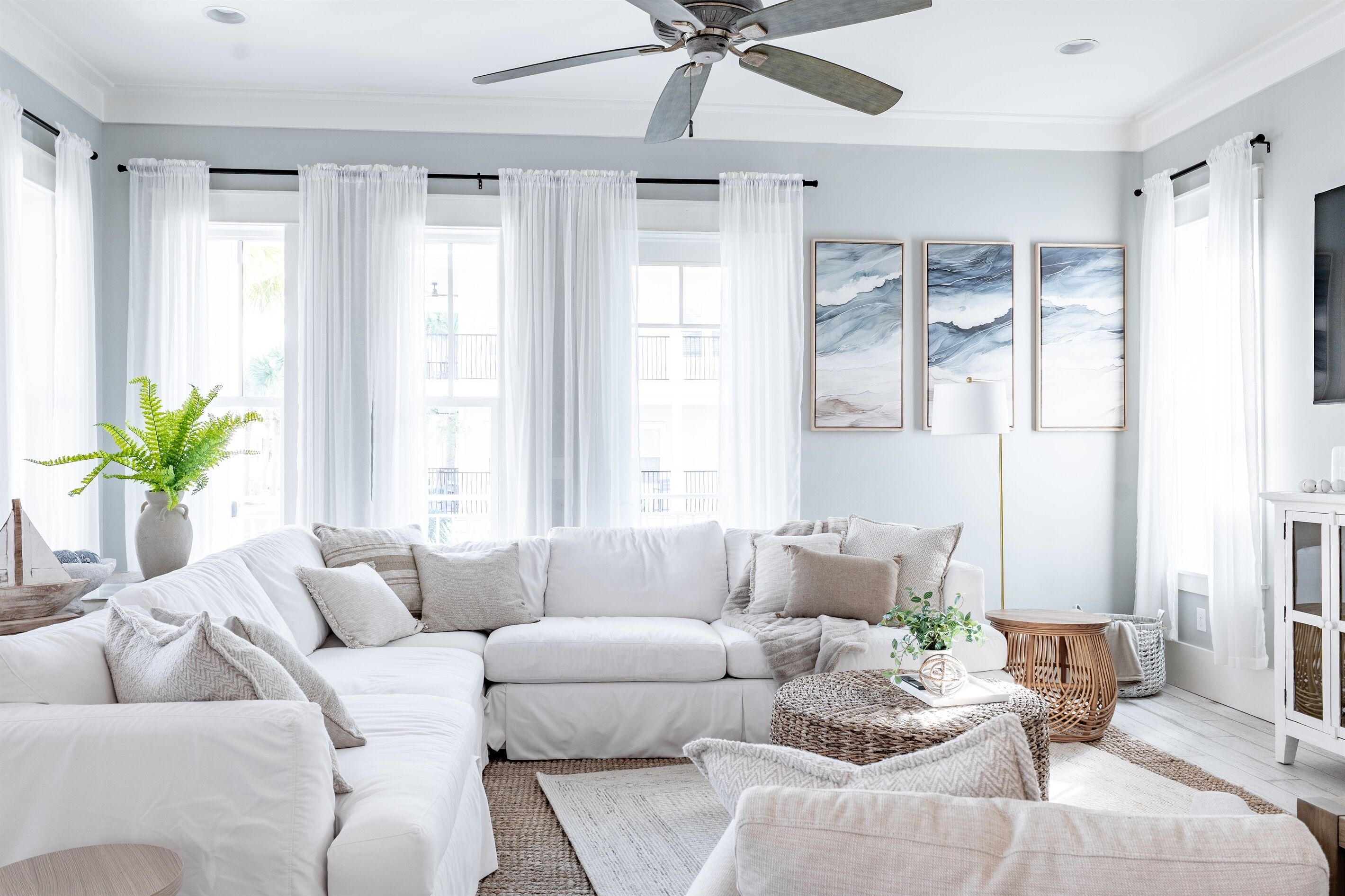 TV connectée, cheminée, jeux vidéo, livres