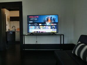 TV - Unique Dallas Loft with Historic Charm and Modern Style (Dallas)