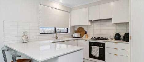 Refrigerador, horno, parrilla de estufa y lavavajillas