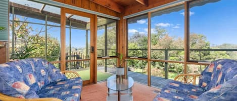 テレビ、暖炉、卓球台