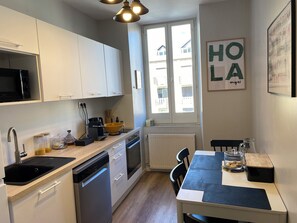 Private kitchen - MAISON GERMÈS - CENTRAL & STANDING, parking nearby, bed linen included (Bagnères-de-Luchon)