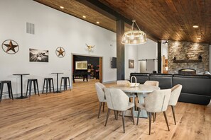 Dining - The Zoo Barn! Pool, Hot Tub, Bball/Pkbl, Theater (Spring Green)