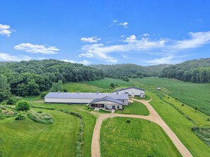 Exterior - The Zoo Barn! Pool, Hot Tub, Bball/Pkbl, Theater (Spring Green)