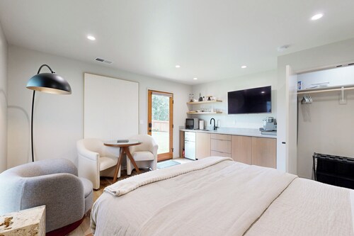 Walk to River: Oregon Studio Near Attractions