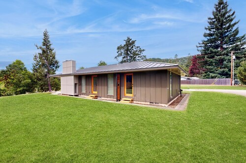 Walk to River: Oregon Studio Near Attractions