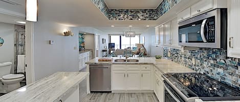 Réfrigérateur, four à micro-ondes, surface de cuisson, lave-vaisselle