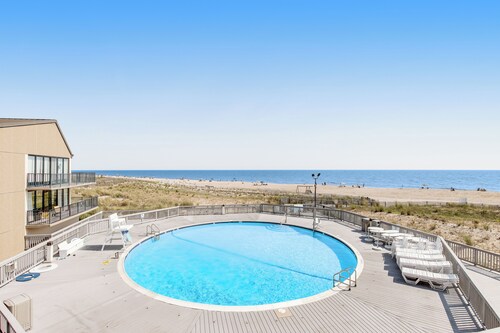 Renovated 2BR Ocean-View 2nd-Floor w/ Balcony