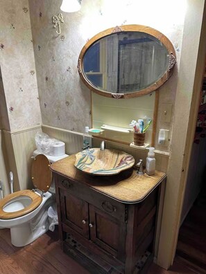 Shower, hair dryer, towels, soap - This 1889 house is one of the most historic and unique places in Canon city. (Cañon City)