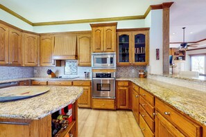 Fridge, microwave, stovetop, dishwasher