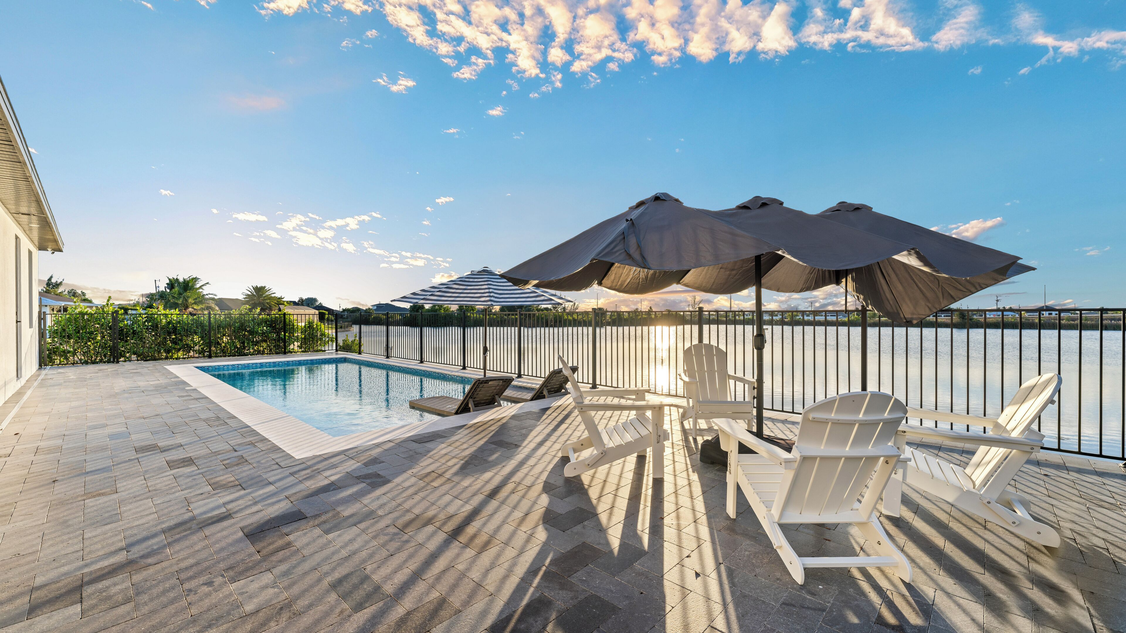 Una piscina al aire libre, una piscina climatizada