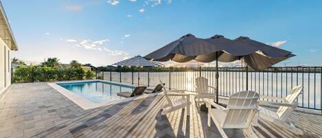 Una piscina al aire libre, una piscina climatizada