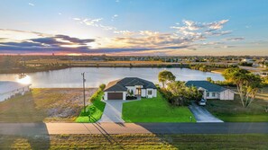Exterior - Ocaso lake front charming 3-bedroom and office house in Cape Coral with pool (Cape Coral)