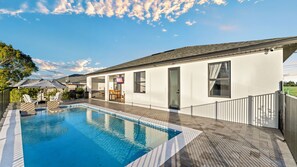 Utomhuspool och uppvärmd pool