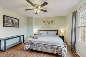 Skrivbord, strykjärn/strykbräda, resesäng och internet