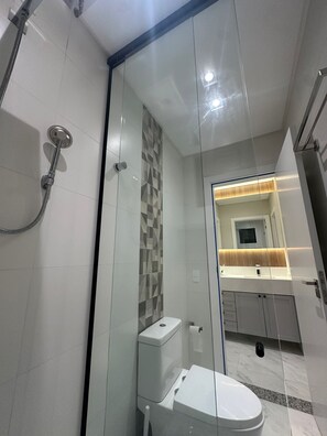 Shower, hair dryer, bidet, towels - Apartamento em Bombinhas com Piscina (Bombinhas)