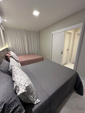 Iron/ironing board, WiFi, bed sheets - Apartamento em Bombinhas com Piscina (Bombinhas)