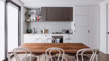 Fridge, oven, stovetop, dishwasher