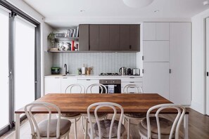Fridge, oven, stovetop, dishwasher - The Carlton Residences (Melbourne)