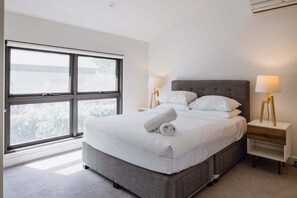 Desk, iron/ironing board, WiFi, bed sheets - The Carlton Residences (Melbourne)