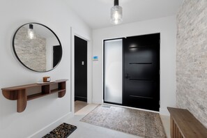 Chalet | Zona de estar | Una Smart TV, un futbolín, una mesa de tenis de mesa