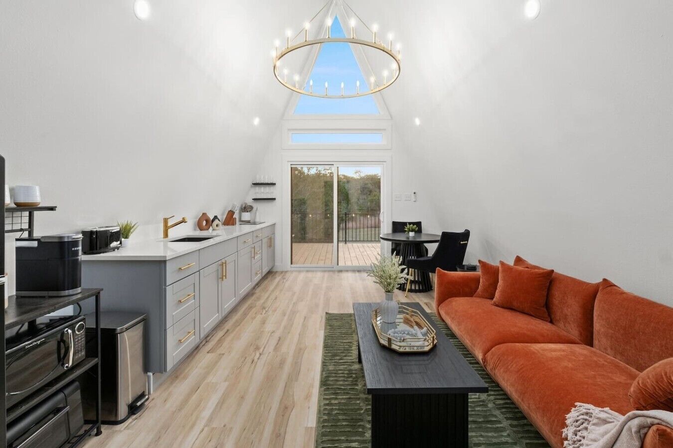 Een moderne keuken met een eethoek, een bank en uitzicht op de omgeving.