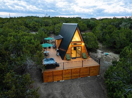 Romantic A-Frame Escape • Spa & King Bed