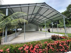 المنطقة المحيطة بالمنشأة