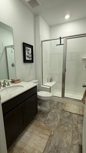 Shower, hair dryer, towels, soap - Comfortable & Private Apartment Near Boulder & Denver - Perfect for Longer Stays (Erie)