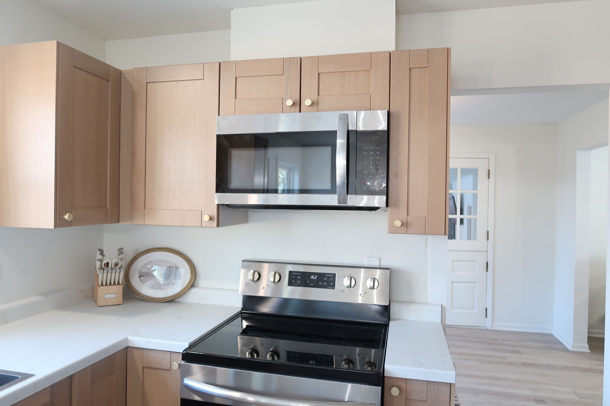 Jääkaappi, mikroaaltouuni, uuni, liesi