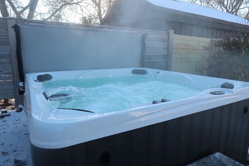 Vintage-Modern Retreat • Hot Tub + Sunroom
