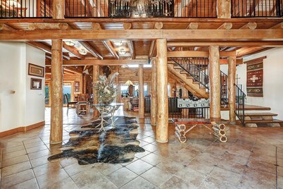 Breathtaking Log Home w/Panoramic Mountain Views, Hot Tub, 2 Game rooms, 6 bdrms