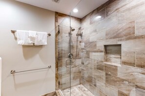 Shower, hair dryer, towels, shampoo - Beachfront condo with panoramic Gulf views (Miramar Beach)