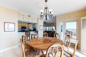 Dining - Beachfront condo with panoramic Gulf views (Miramar Beach)