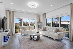 Televisión, reproductor de DVD y estéreo 